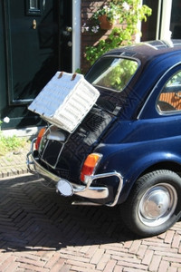 一辆意大利小车背上有个维格手提箱图片