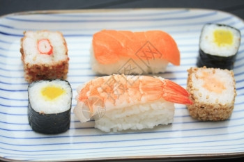 带有传统寿司的日本盘子图片