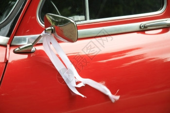 红色汽车镜子上有白丝带图片