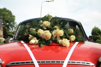 婚车上的白玫瑰花背景图片