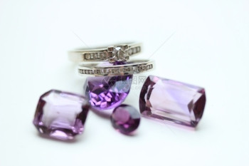 松散的紫铁石宝上钻环图片