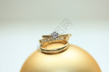 黄金结婚接戒指钻石周年纪念乐队和普通结婚图片