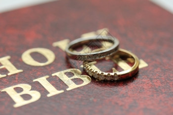两个钻石婚礼乐队双新娘婚礼在圣经的封面上图片