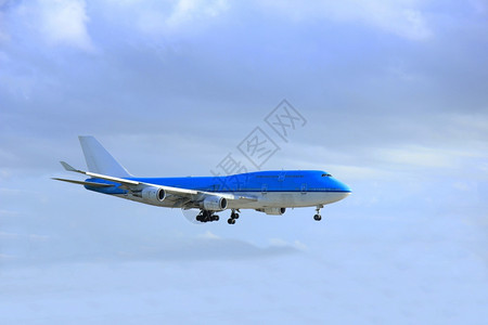 一架蓝色飞机在空中飞过图片