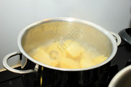 热水锅里煮土豆图片