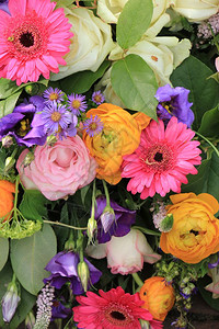混合花安排不同颜色的婚礼花朵背景图片