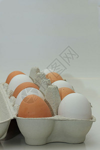 10个新鲜鸡蛋装在纸箱里图片