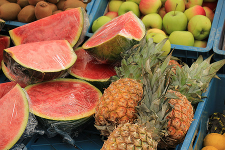 市场摊位西瓜和菠萝上的新鲜水果图片