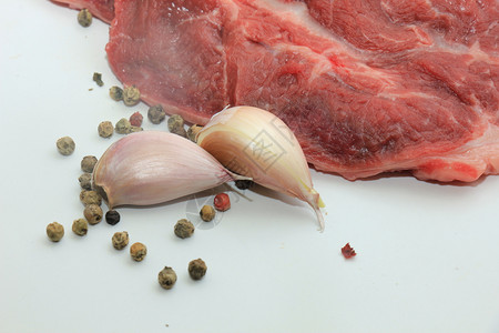 生牛肉大蒜和混合胡椒图片