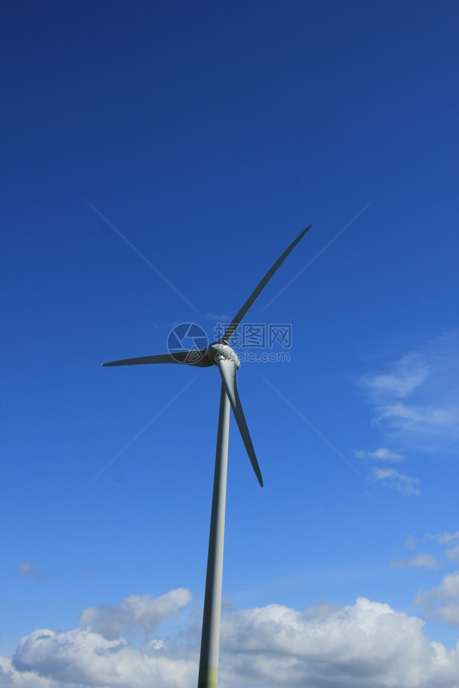 风力涡轮机在蓝天发电图片