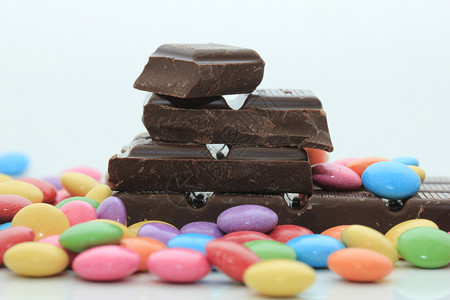巧克力装满糖果颜色明亮巧克力棒的图片