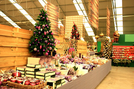 在圣诞节零售店展出圣诞装饰品背景图片