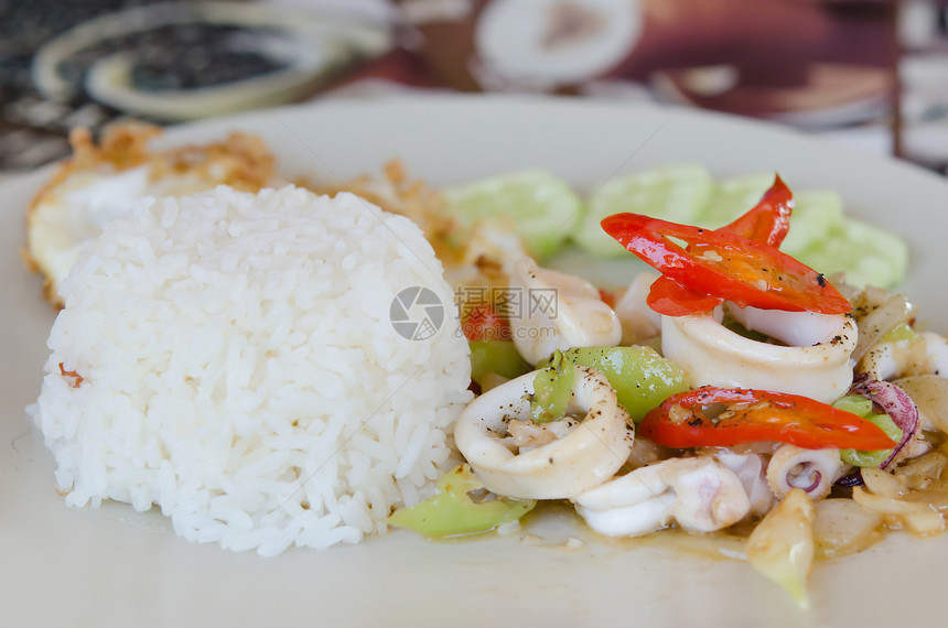 炒鱿鱼和蔬菜配米饭辛辣食物图片