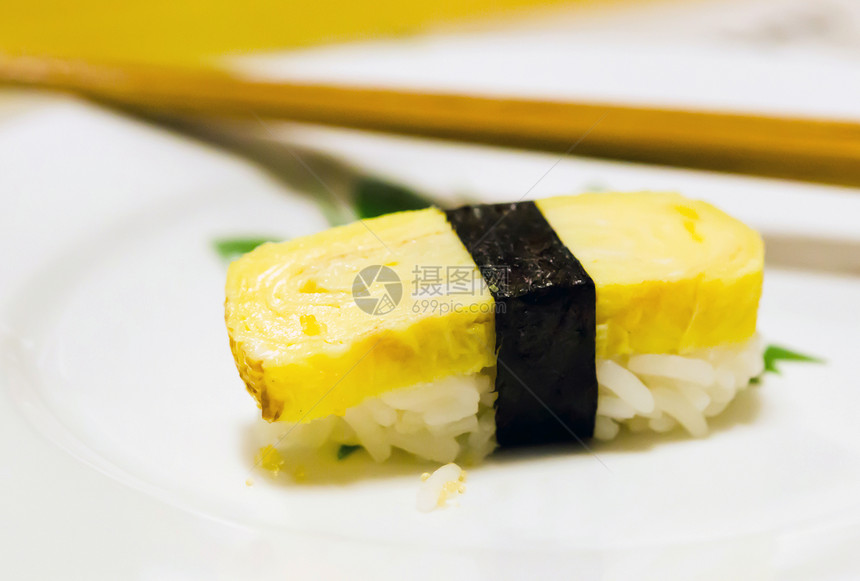 玉雅木是寿司白盘上用鸡蛋煎图片