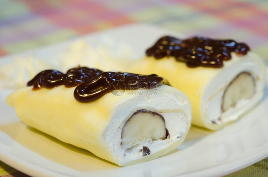 塞满白奶油和香蕉的crepe卷加巧克力糖浆图片