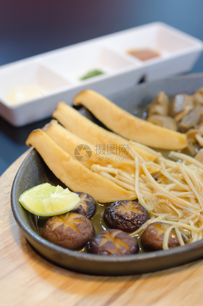 日本菜混合蘑菇炒在盘子上图片