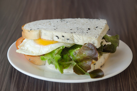 配西红柿生菜和炒蛋的新鲜三明治图片