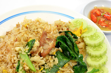 炒饭和猪肉泰国菜图片