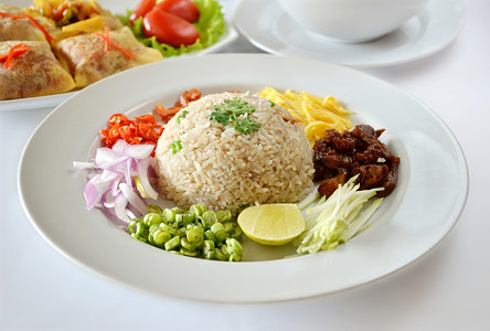 混合煮饭虾面酱新鲜蔬菜泰国桌上图片