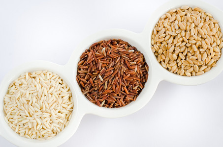 谷物和大米红小麦加白碗背景图片