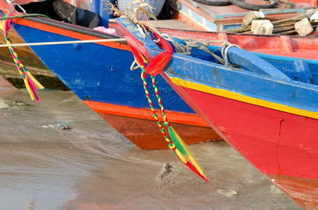 传统泰国长尾拖船头图片