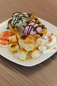 蜂蜜吐司和冰淇淋蜂蜜吐司和奶油加巧克力酱和冰淇淋背景图片