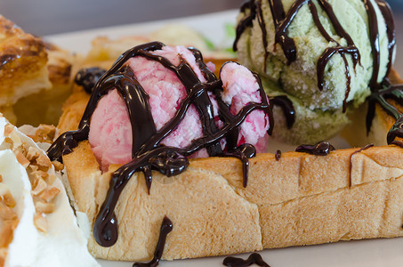 粉红色冰淇淋加一干吐司和奶油加巧克力酱蜂蜜吐司和冰淇淋图片