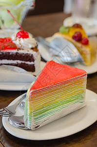 彩虹crepe蛋糕服务甜点在菜盘上图片
