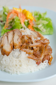 鸡肉和盘子上蒸米饭的鸡肉背景图片