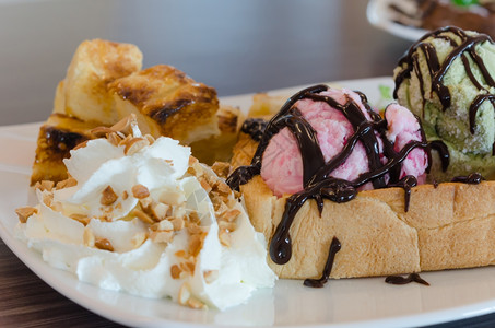 蜂蜜吐司和冰淇淋蜂蜜吐司和奶油加巧克力酱和冰淇淋背景图片