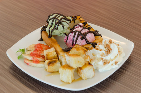 蜂蜜吐司和冰淇淋蜂蜜吐司和奶油加巧克力酱和冰淇淋图片