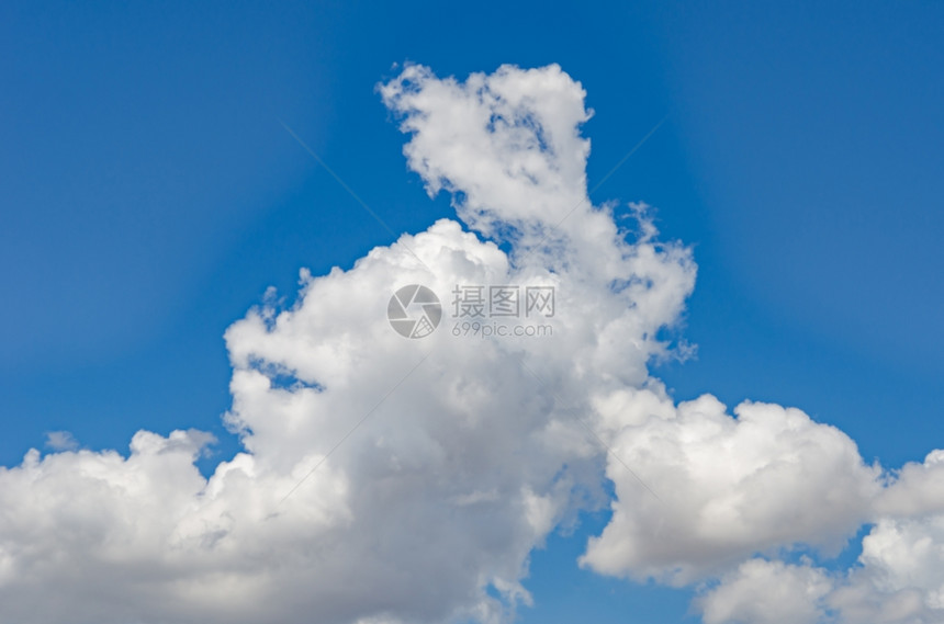 蓝色天空和云蓝色天空中的云图片