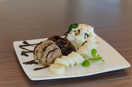 冰淇淋香蕉巧克力华夫饼酱和奶油图片