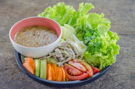 鸡肉沙拉加豆酱鸡蒸和新鲜蔬菜沙拉图片