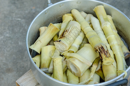 大锅里烤熟的竹子煮图片