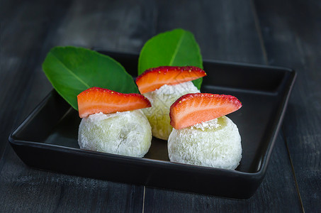草莓大福摩奇日本甜点草莓大福摩奇日本甜点黑碟木背景图片