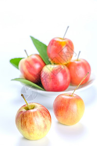 红苹果黄白碗有机新鲜水果图片