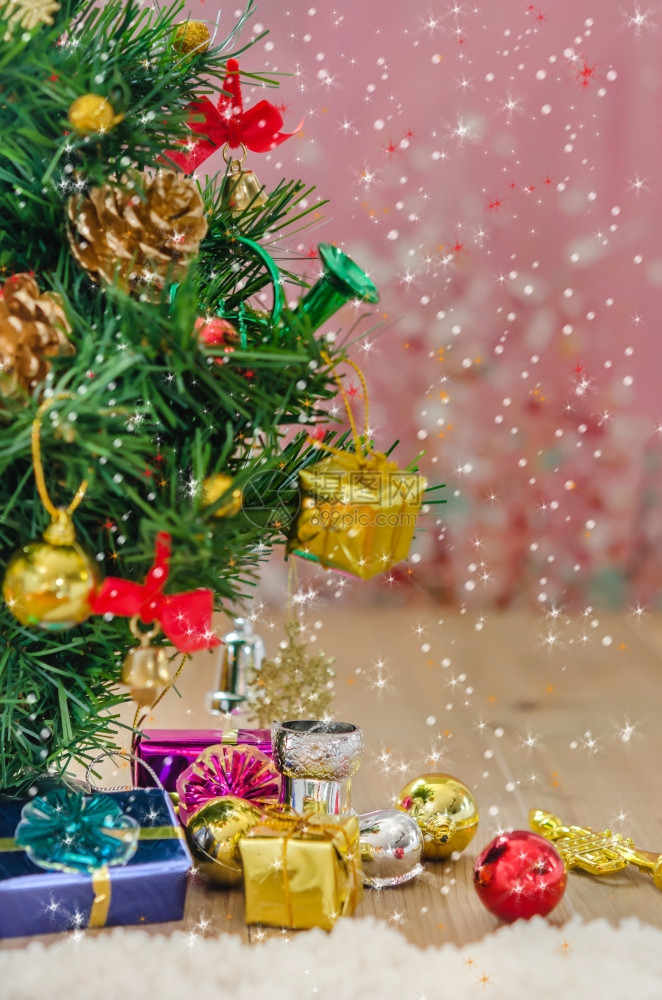 带有雪的圣诞节装饰品带有和木板上礼盒的圣诞节背景图片