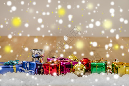 带有雪的圣诞节装饰品带有和木板上礼盒的圣诞节背景背景图片