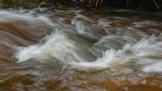 山河中的粗水作为背景河中的粗水背景图片