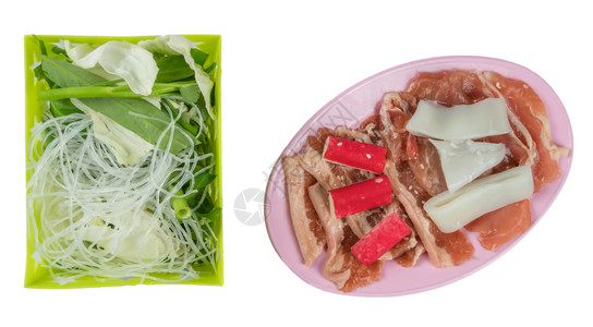 盘子上和可变食物的原生猪肉图片