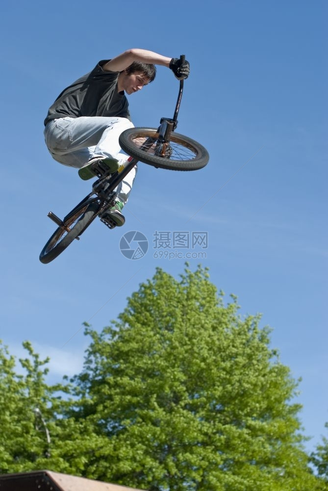 Bmx自行车特技在溜冰场图片