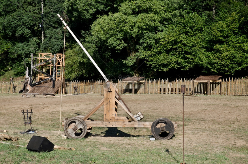 中世纪木制弹射的侧面景象图片