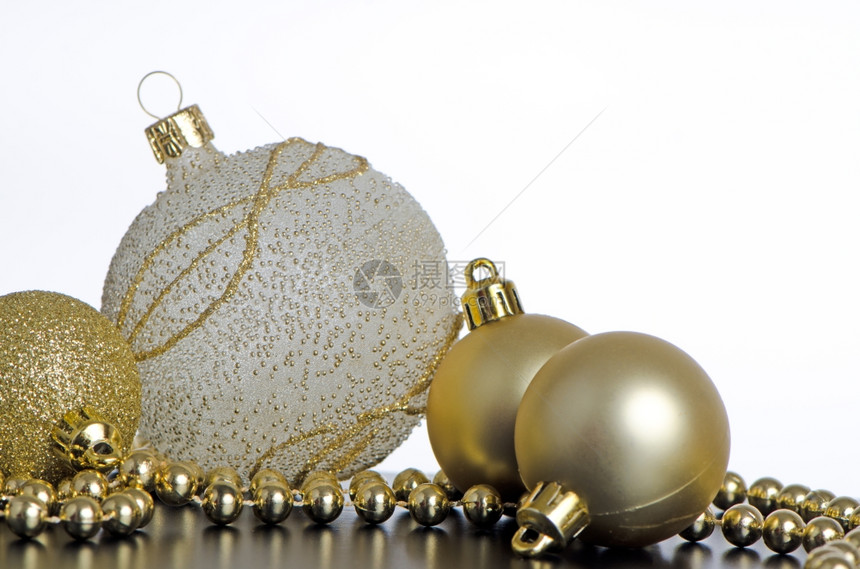 金色圣诞球黑表面和白背景上都有装饰品图片
