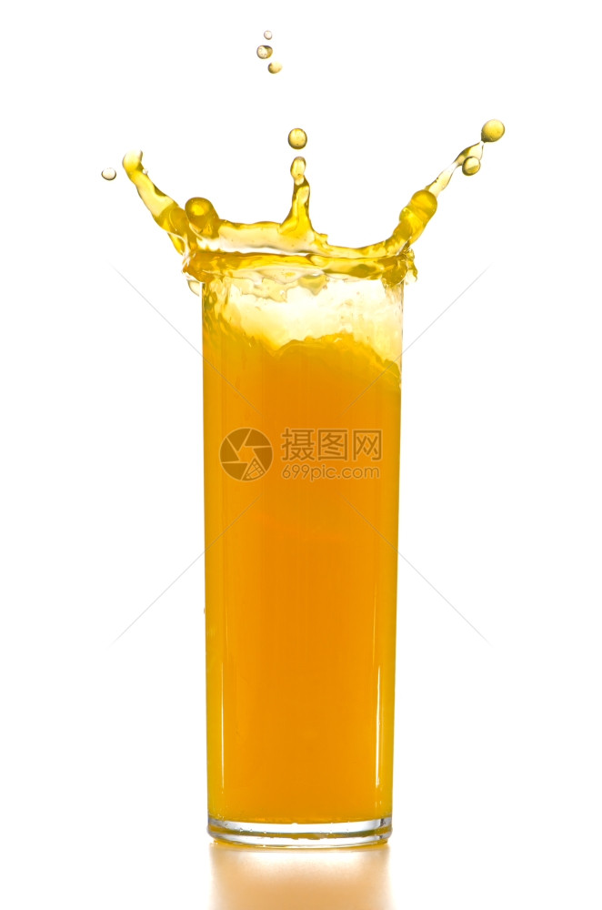 橙汁喷洒在白色背景上图片
