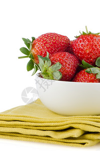 新鲜草莓在碗中的绿毛巾图片