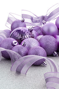 紫色圣诞节球的背景图片
