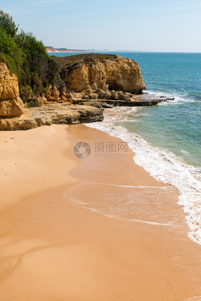 南葡萄牙阿尔布费拉附近的金色海滩和沙石悬崖图片