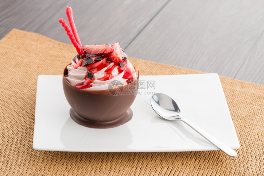美味的草莓和巧克力糕饼白板底的巧克力甜圈图片