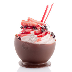 樱桃慕斯美味的草莓和巧克力糕饼慕斯孤立在白色背景背景
